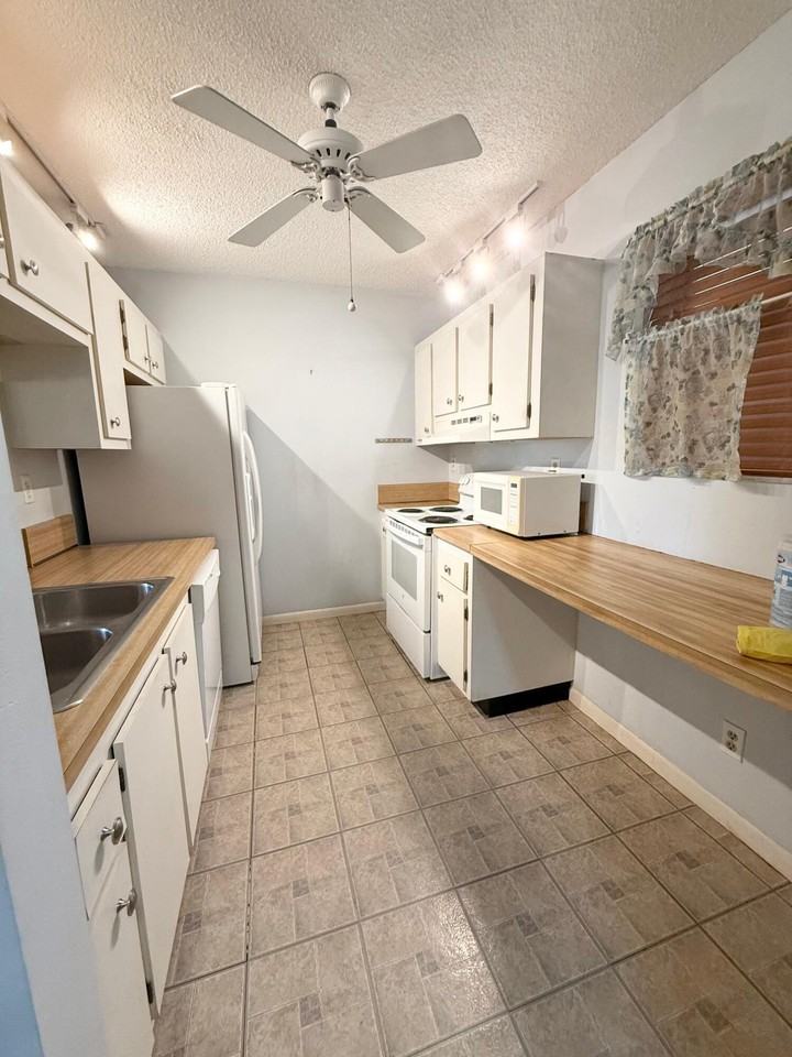 930 Sw 9th Street Cir #205 - Photo 4 of 38