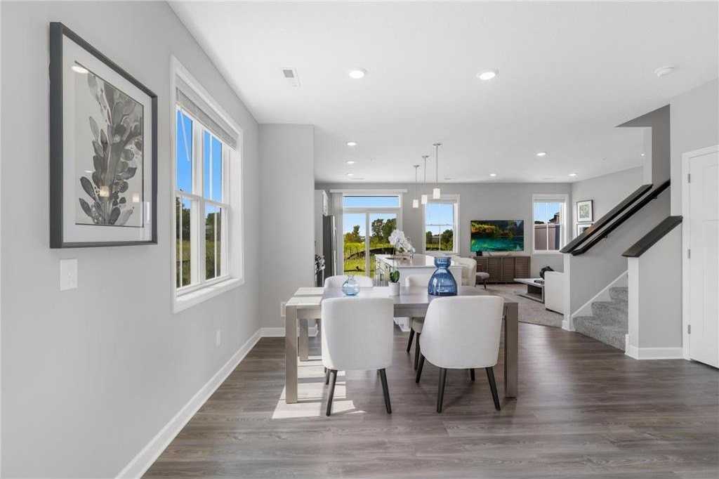 9257 4th St N - Photo 3 of 34