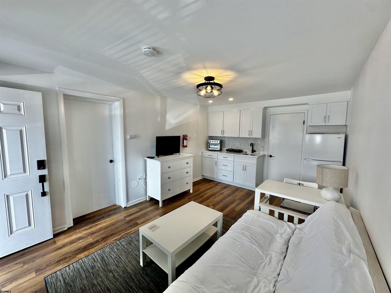 9105 Atlantic Ave - Photo 4 of 12