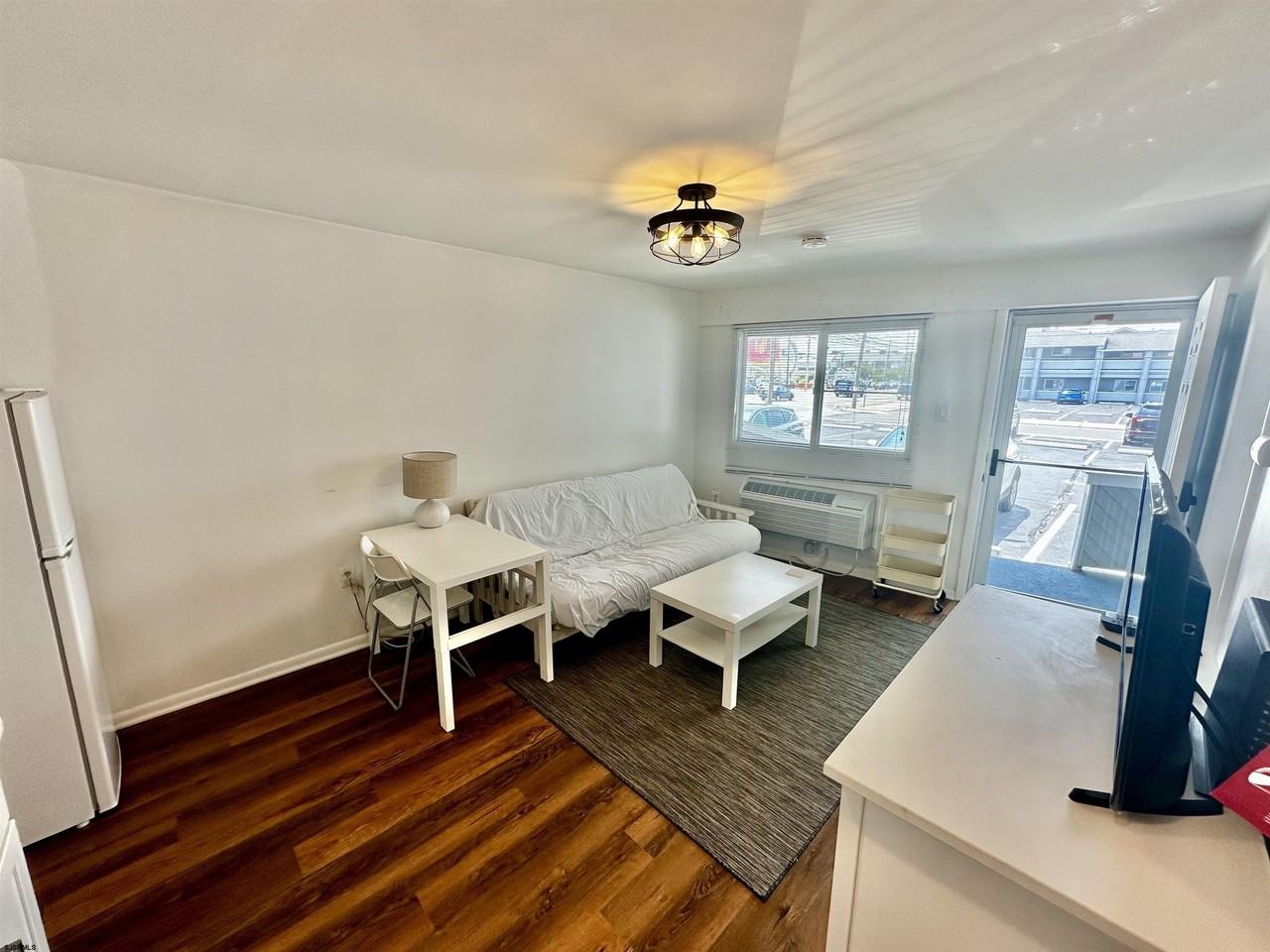 9105 Atlantic Ave - Photo 5 of 12