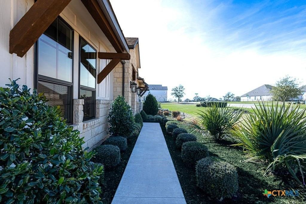 217 Northcrest Dr - Photo 4 of 48