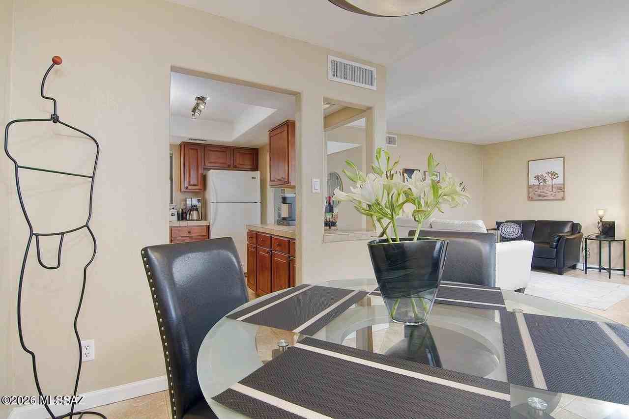 6651 N Campbell Ave Apt 210 - Photo 6 of 41