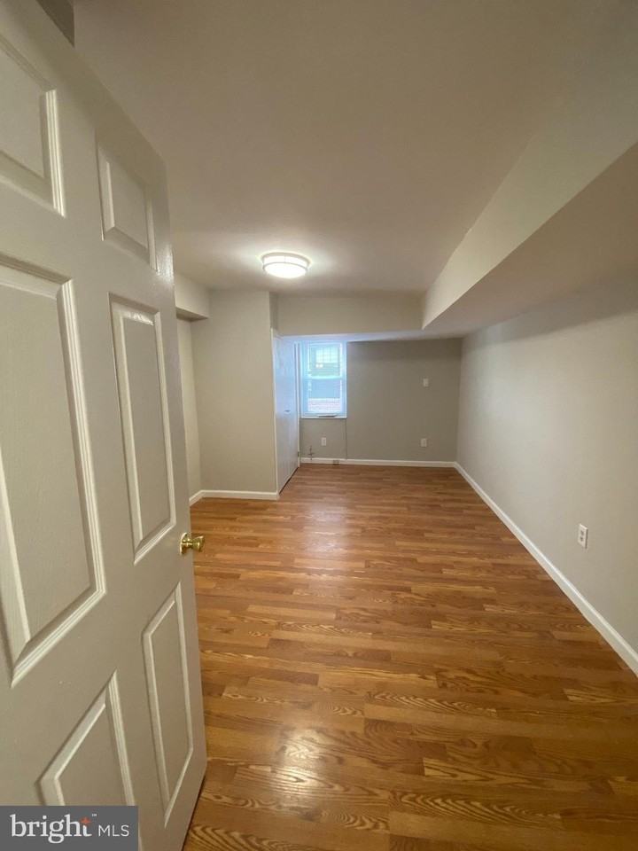 2737 Dillon St Apt A - Photo 2 of 7