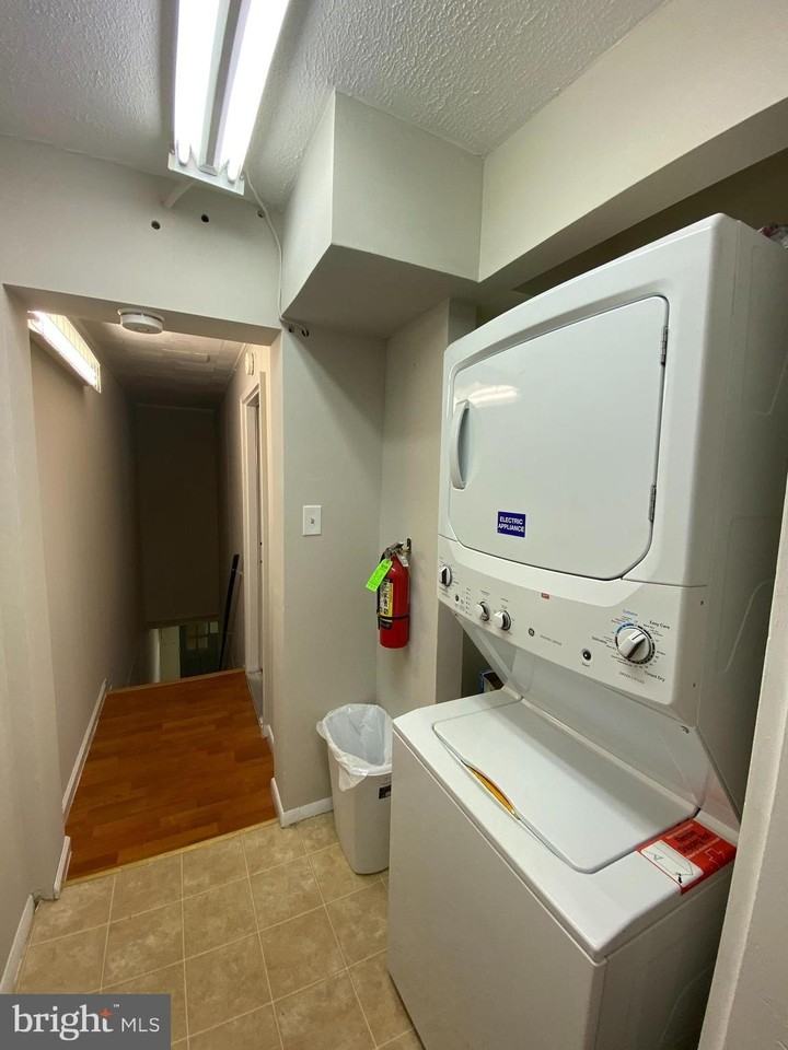 2737 Dillon St Apt A - Photo 7 of 7