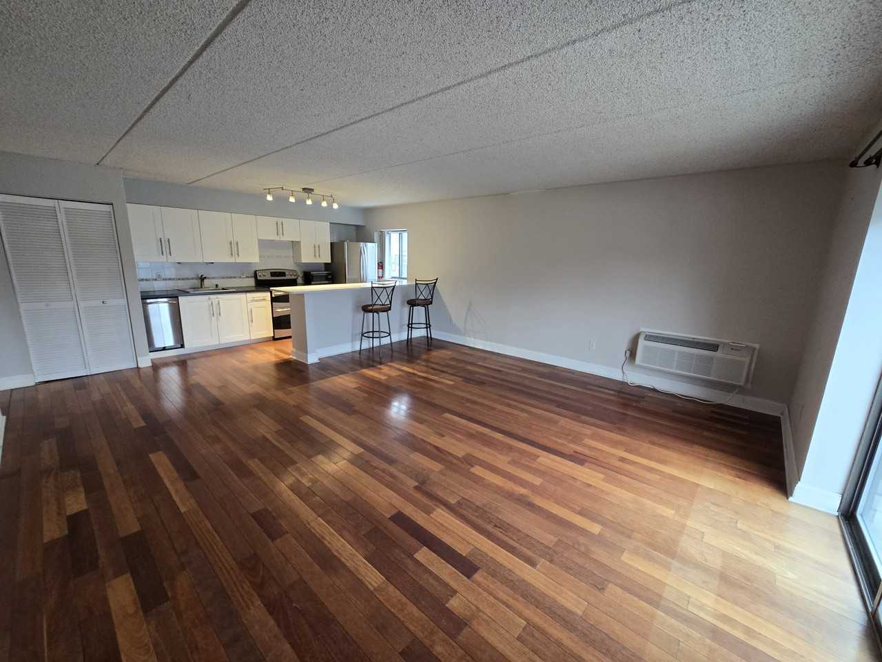 281 Park St - Photo 5 of 10