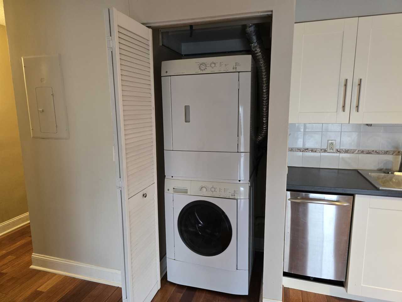 281 Park St - Photo 7 of 10