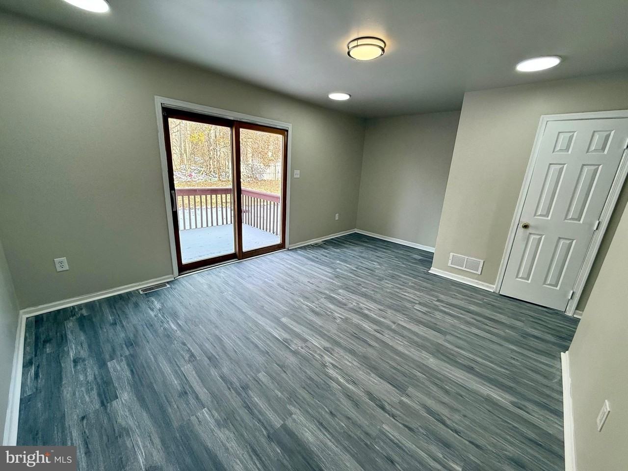 182 E Village Rd - Photo 4 of 12