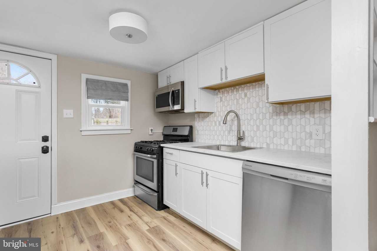 22 Thompson St - Photo 5 of 16