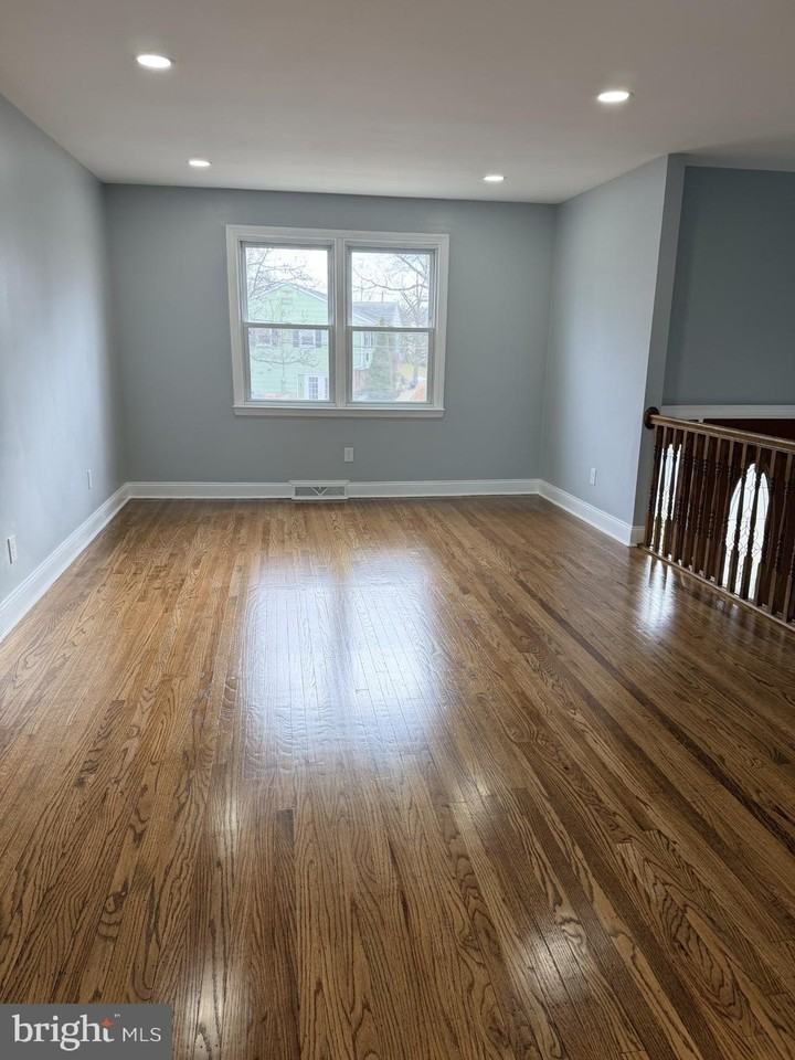 916 Edgemoor Rd - Photo 2 of 23