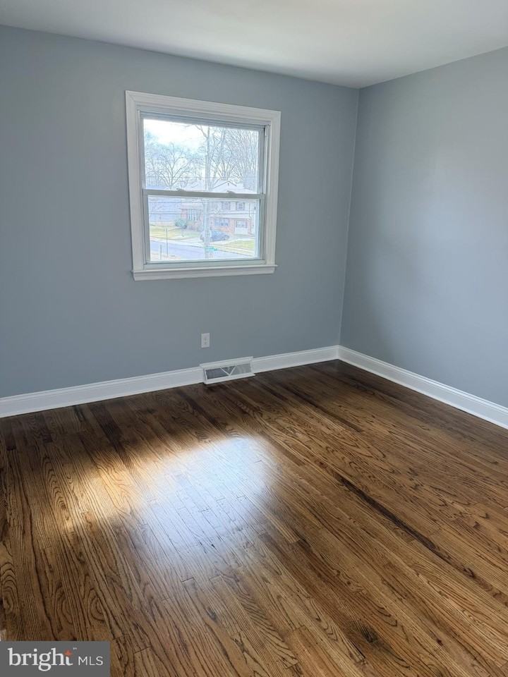 916 Edgemoor Rd - Photo 3 of 23