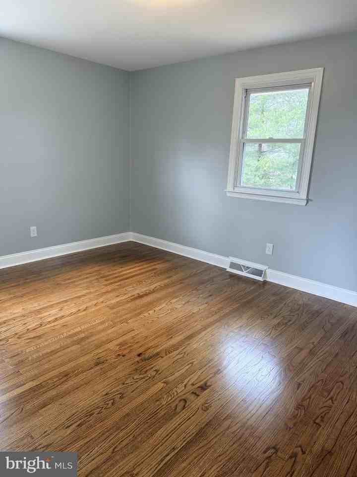 916 Edgemoor Rd - Photo 5 of 23