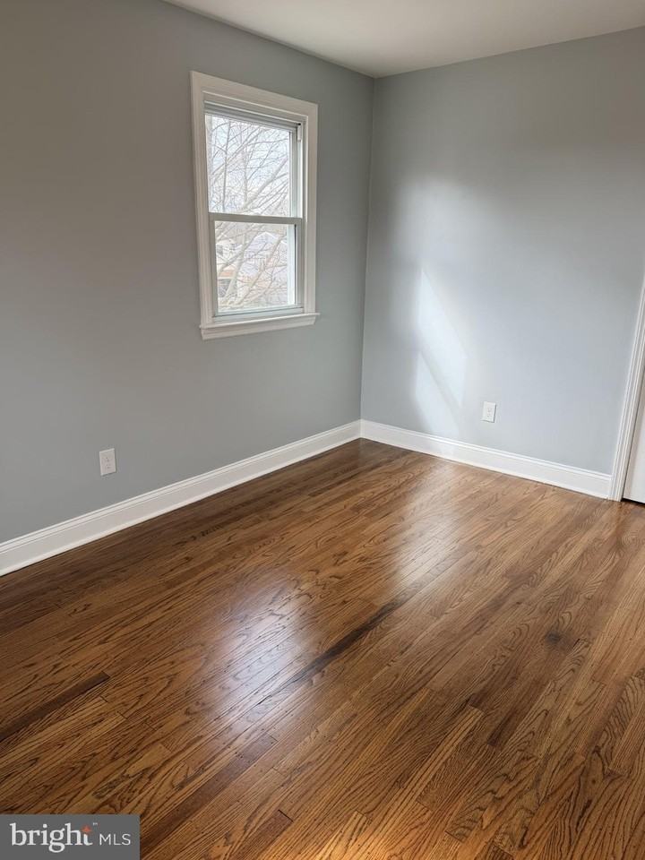 916 Edgemoor Rd - Photo 7 of 23