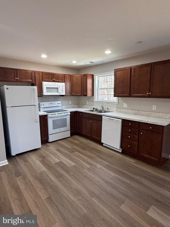 106-04 Spotswood Ct - Photo 3 of 7