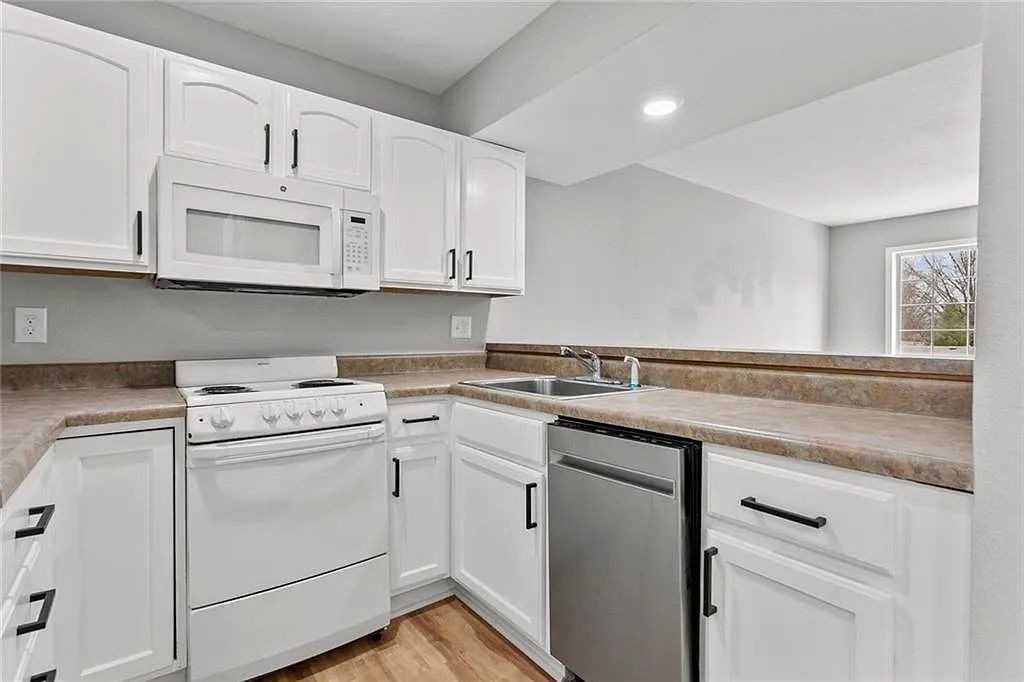 1505 W 25th Ct #B8 - Photo 3 of 8