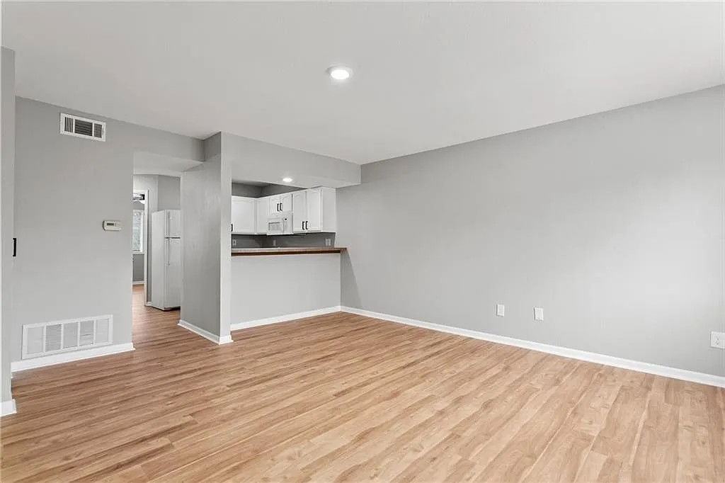 1505 W 25th Ct #B8 - Photo 5 of 8