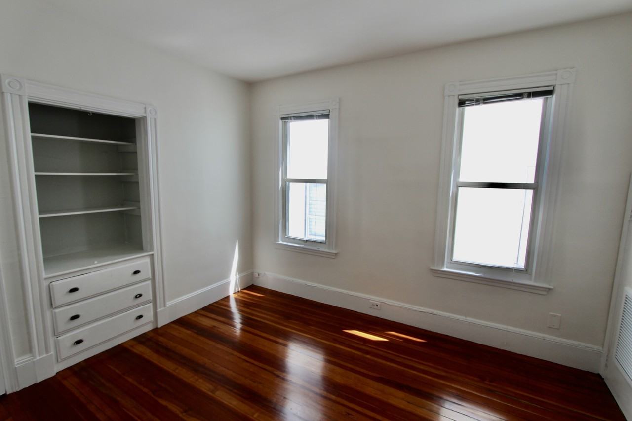 302 Lexington St #3 - Photo 5 of 10