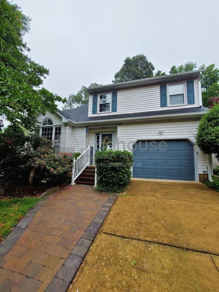 909 Brandon Quay - Photo 2 of 10