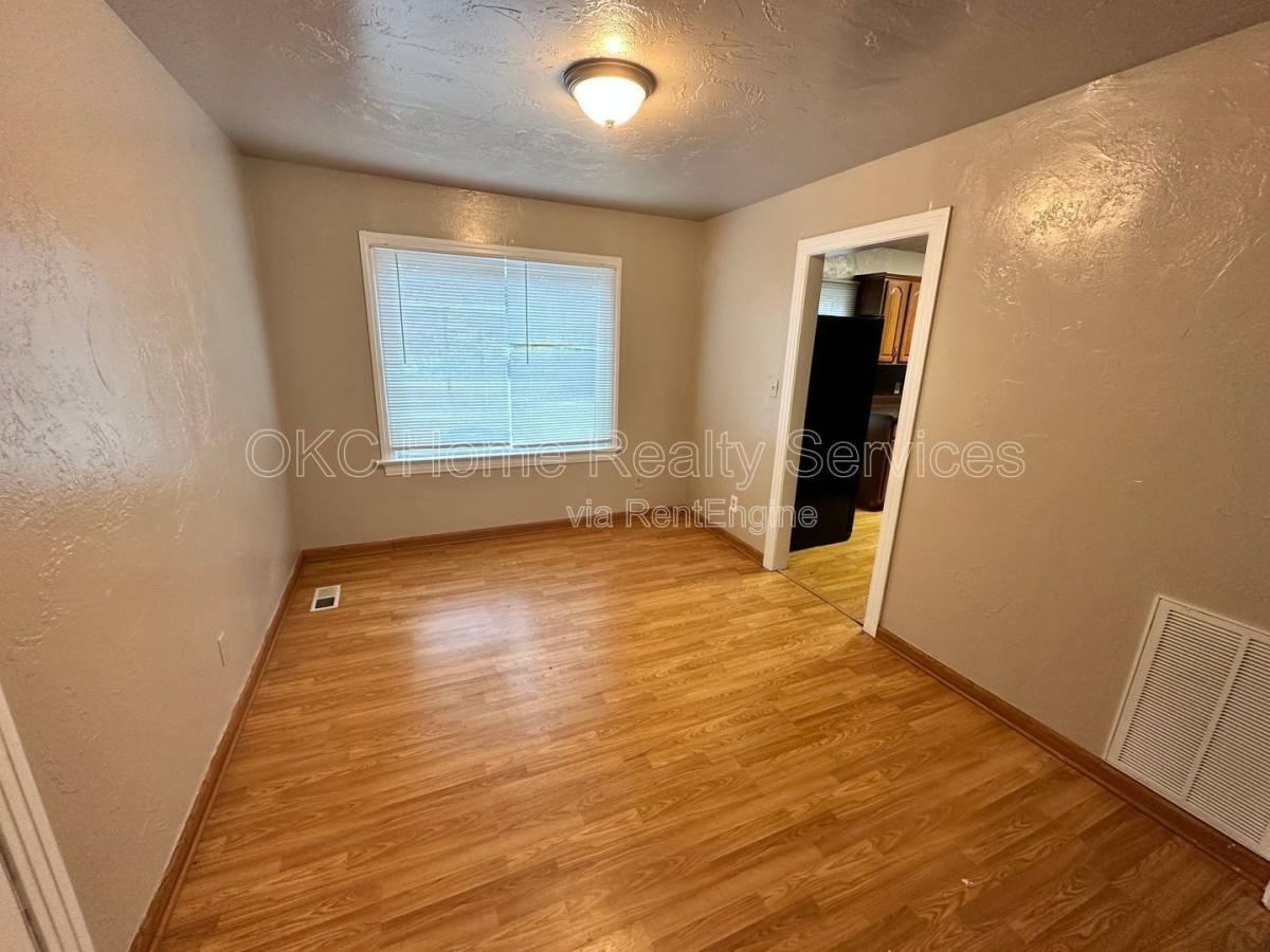 1216 Ne 42nd St - Photo 3 of 10