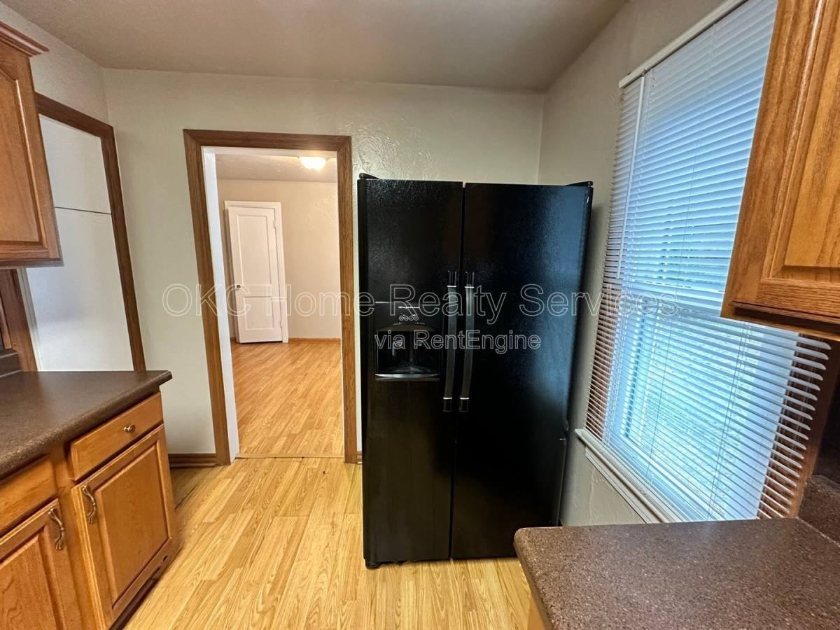 1216 Ne 42nd St - Photo 6 of 10