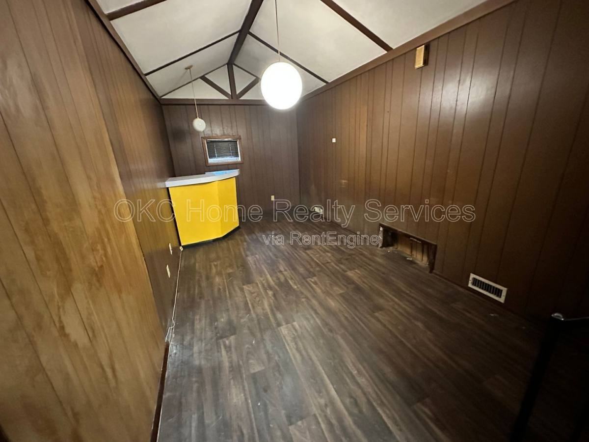 1216 Ne 42nd St - Photo 7 of 10