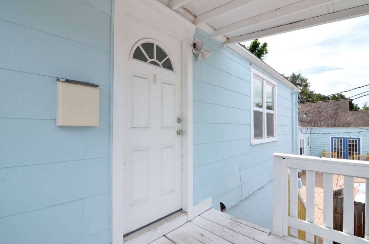 2649 1 2 Dartmouth Ave N - Photo 2 of 10