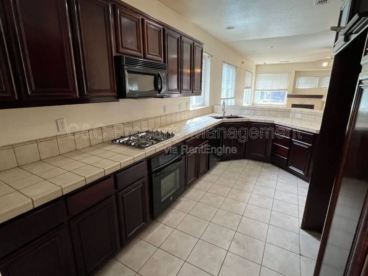 1522 Peony Dr - Photo 3 of 10