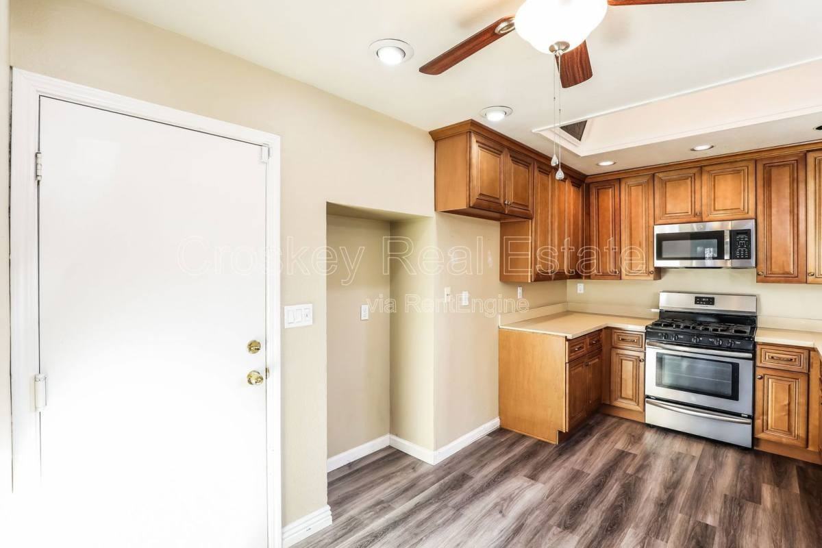 2412 Pecan St - Photo 3 of 9