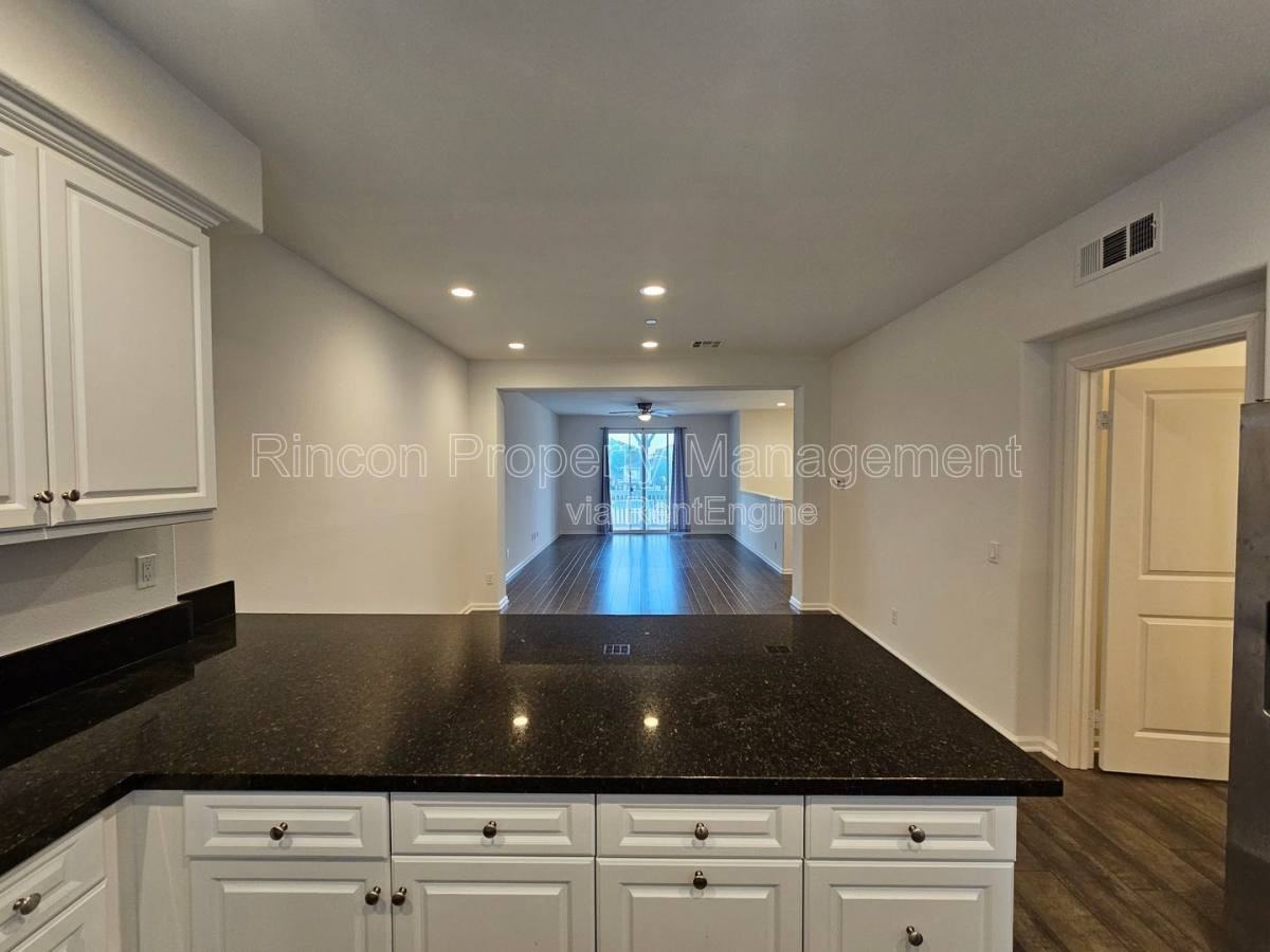 3647 W Hemlock St - Photo 3 of 10