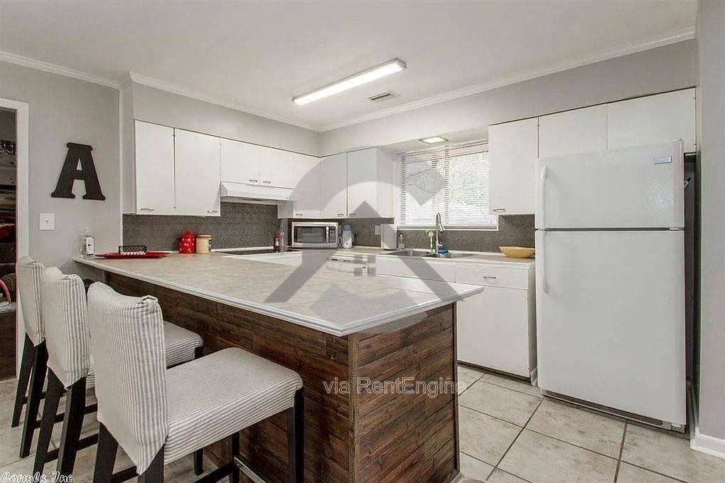 702 S Elizabeth St - Photo 2 of 10