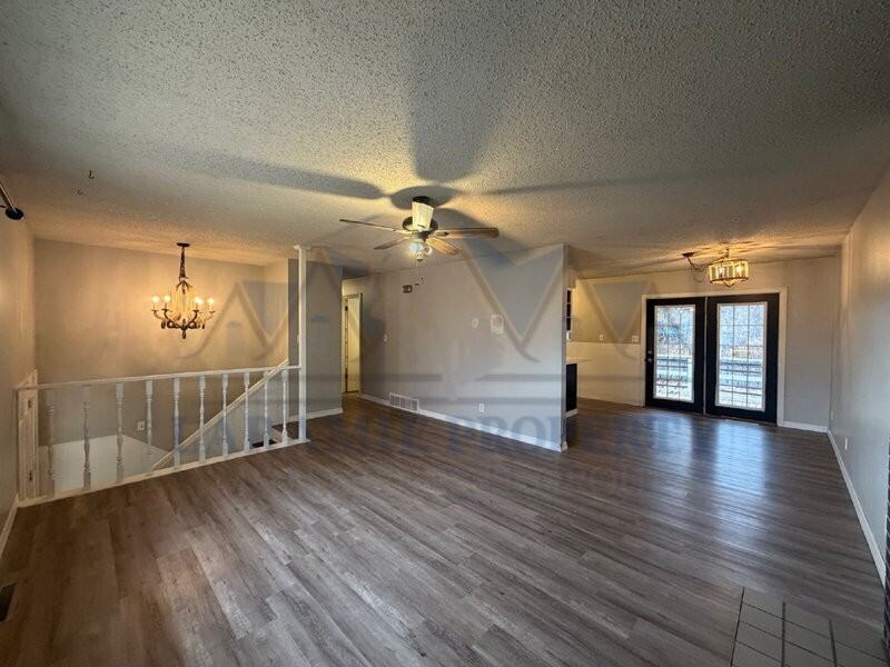 1519 Mitchell St - Photo 4 of 24