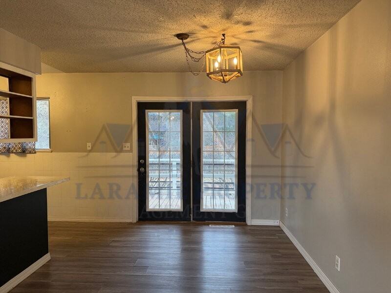 1519 Mitchell St - Photo 5 of 24