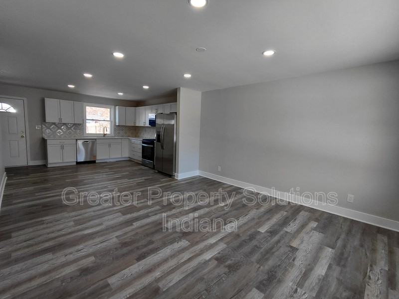 7416 Montana Ave - Photo 2 of 6
