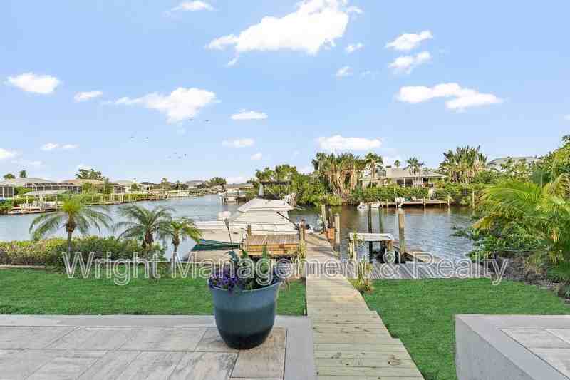 6611 Surfside Blvd - Photo 2 of 33