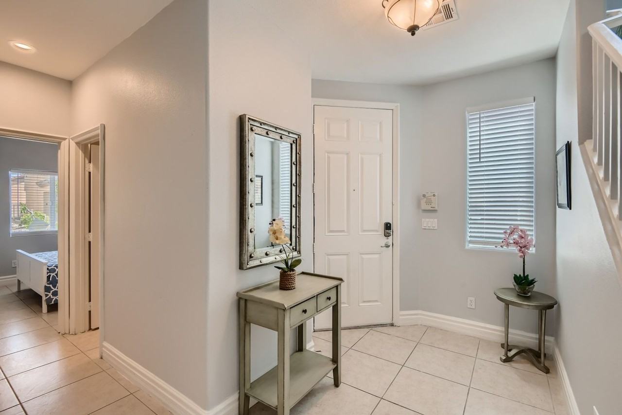 6689 Roanoke Ct - Photo 3 of 28