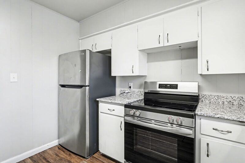 704 W Oak St - Photo 3 of 19