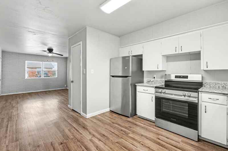 704 W Oak St - Photo 4 of 19