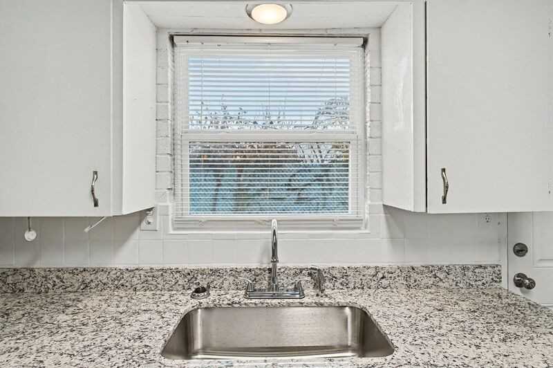 704 W Oak St - Photo 6 of 19