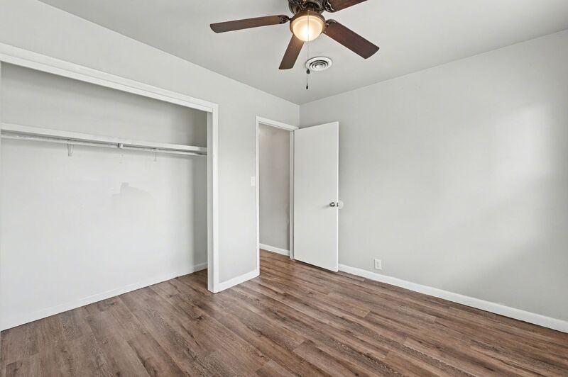 704 W Oak St - Photo 7 of 19