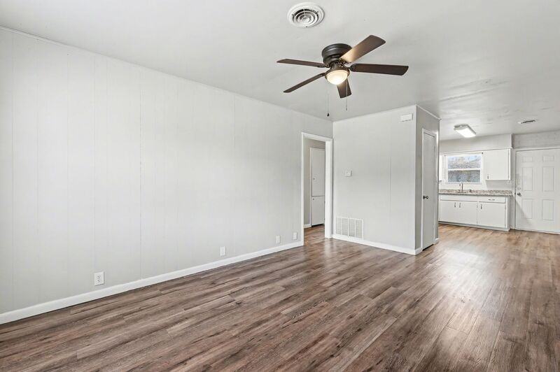 704 W Oak St - Photo 7 of 19