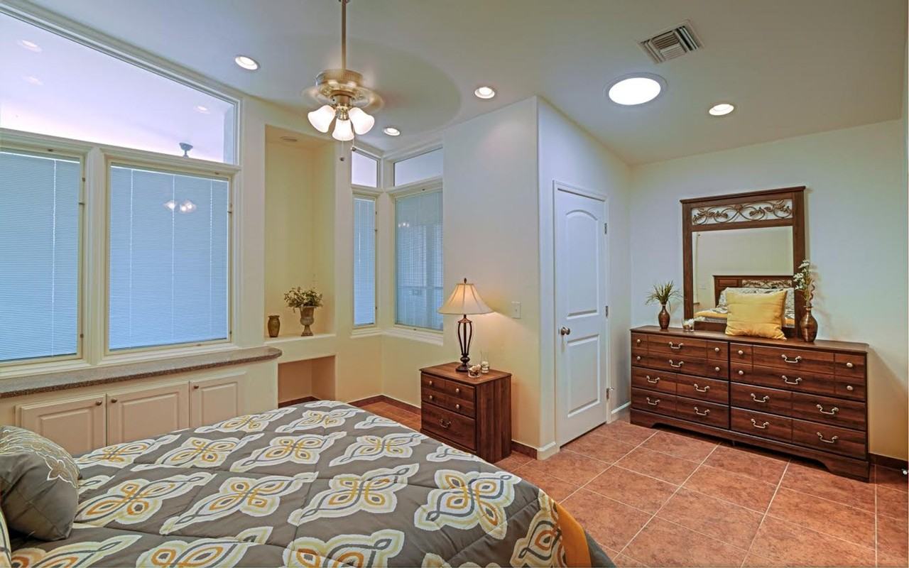 1124 E 10th St #1 - Photo 4 of 11