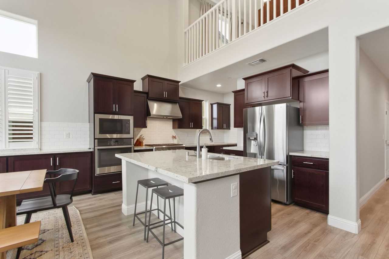 1824 Estrada Dr - Photo 5 of 37