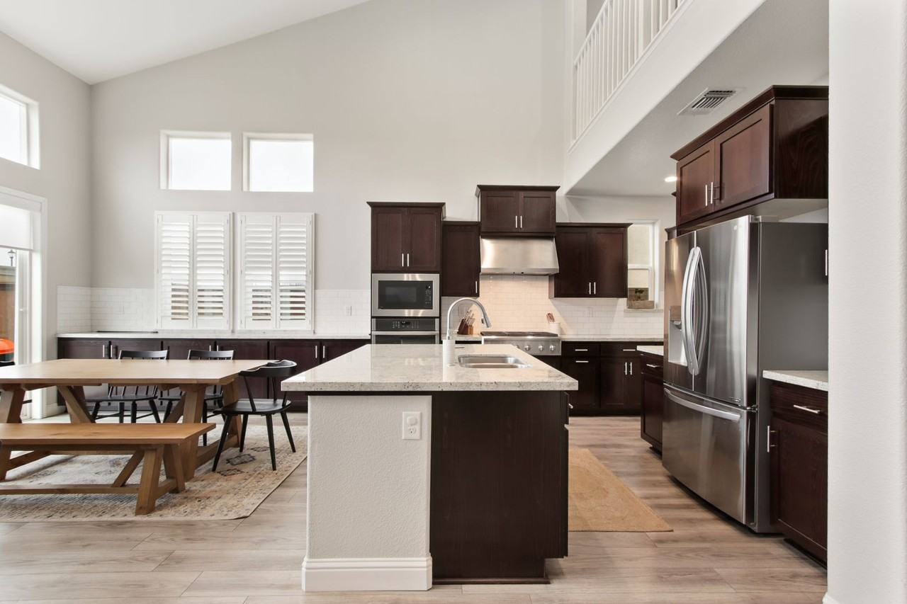 1824 Estrada Dr - Photo 6 of 37