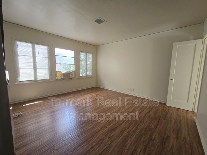 N Maryland Ave - Photo 7 of 11