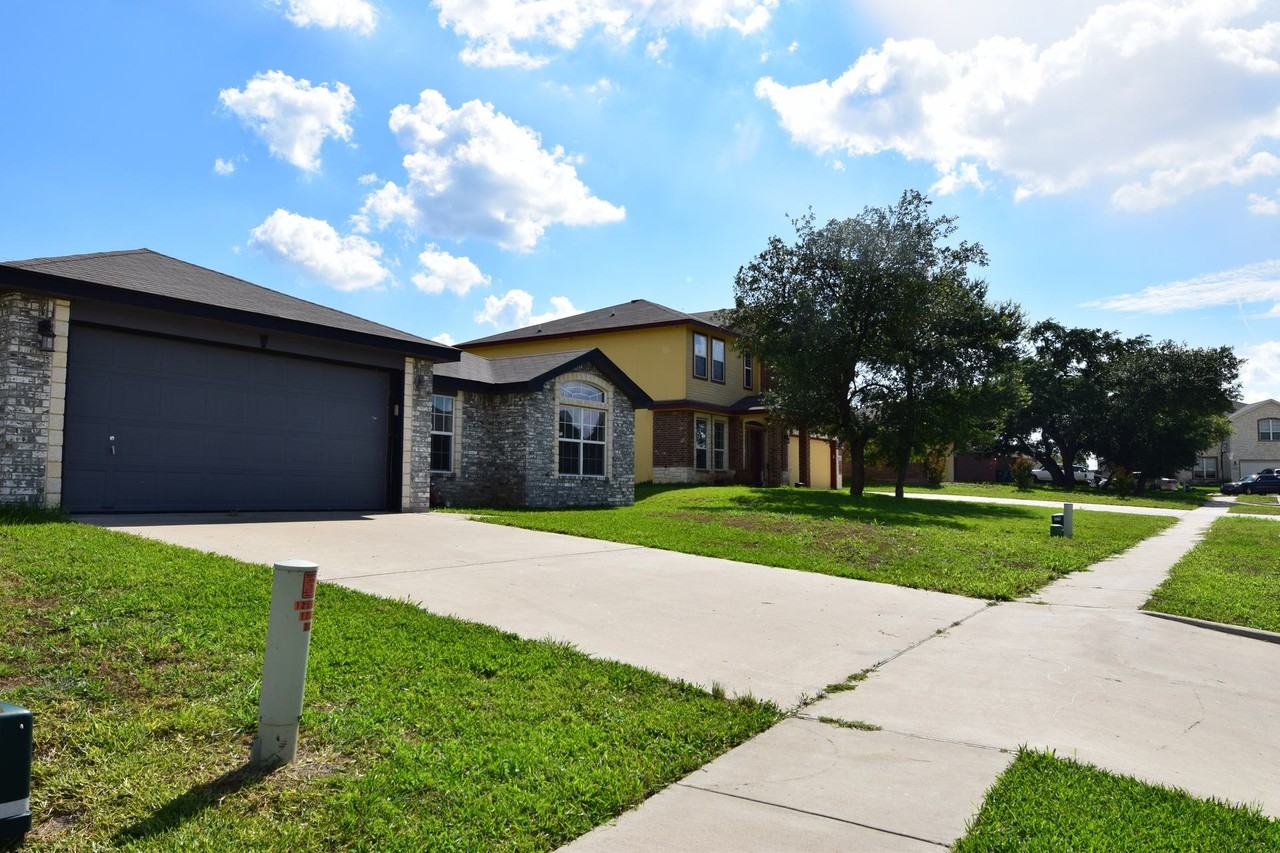 1205 Dixon Cir - Photo 2 of 17