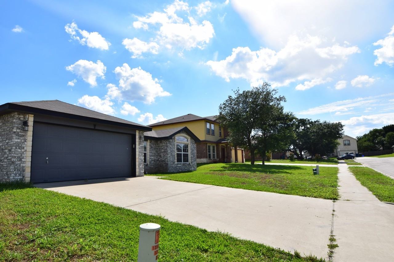 1205 Dixon Cir - Photo 3 of 17