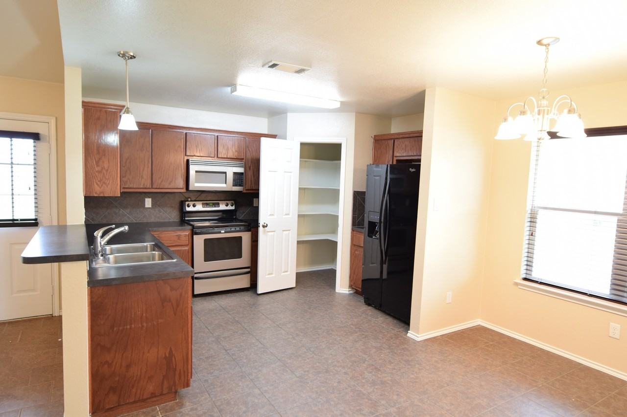 1205 Dixon Cir - Photo 4 of 17