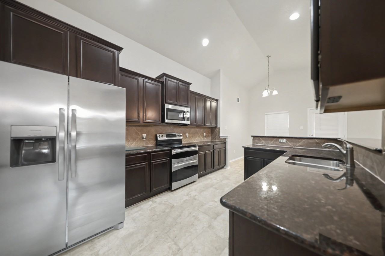 7204 Golden Oak Ln - Photo 4 of 19