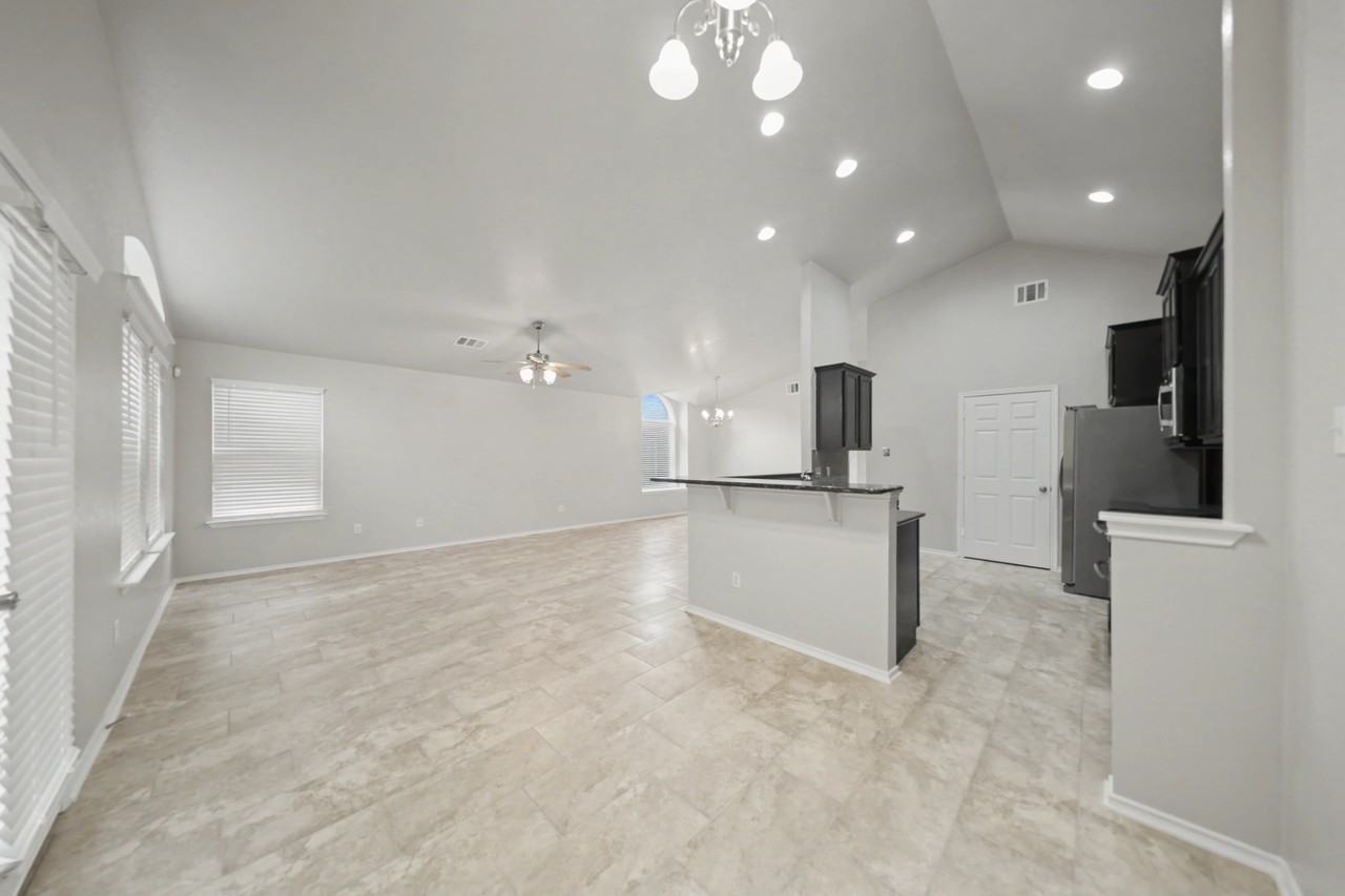 7204 Golden Oak Ln - Photo 7 of 19