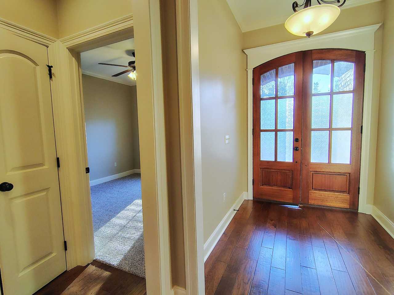 28 E Cadbury Ln - Photo 3 of 45