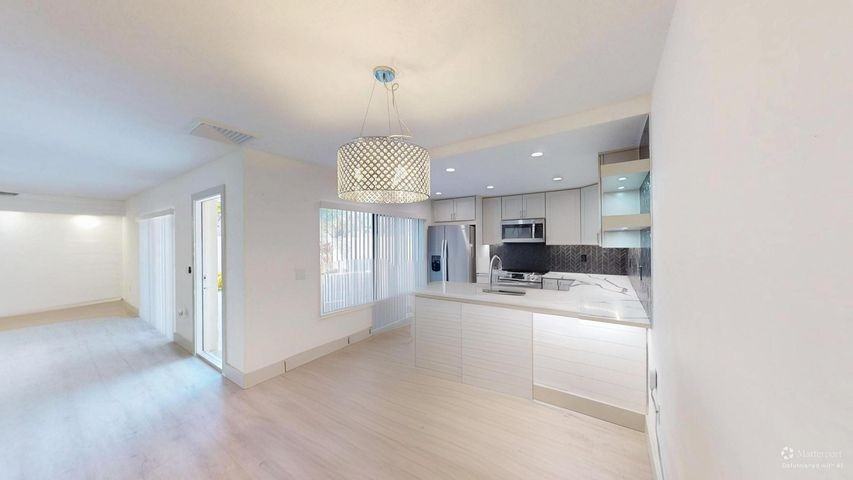 7208 72nd Way - Photo 4 of 9